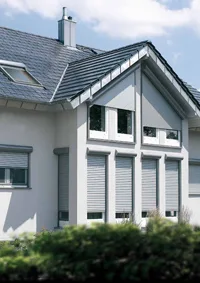 Haus mit Rollläden