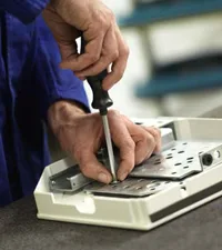 Präzisionsarbeit an einem Bauteil in der Werkstatt